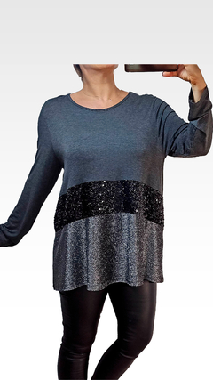 Remerón New York de manga larga en tonos gris y negro con detalles brillantes en la parte central.