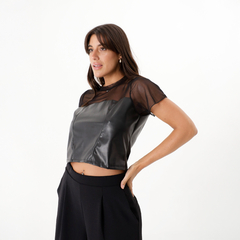 Remera Tuls de mujer en color negro, con diseño de mangas de malla y parte frontal de material brillante.