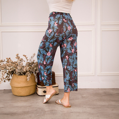 Pantalones Palazzo Daia con estampado floral en tonos azul y rosa, mostrados desde atrás.