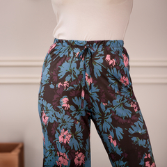 Pantalones Palazzo Daia con estampado floral en tonos azul y rosa.