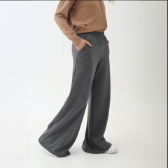 Pantalones palazzo grises, con un diseño cómodo y moderno, utilizados por una modelo de pie.