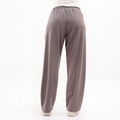 Pantalones grises de mujer vistos desde atrás, con un diseño holgado y cintura elástica.
