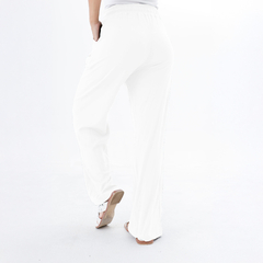 Pantalones palazzo blancos de mujer, vista trasera.