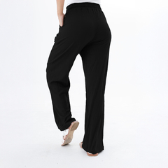 Pantalones palazzo negros vistos desde atrás, con un diseño cómodo y moderno.