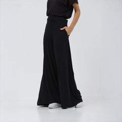Pantalones Palazzo Lindira, de color negro y corte amplio, con bolsillos laterales.