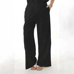 Pantalones palazzo de color negro con bolsillos y corte ancho.