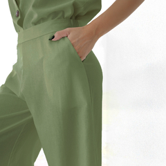 Pantalones palazzo de color verde con un diseño elegante y cómodo, mostrando un bolsillo en la parte lateral.