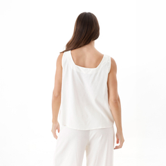 Musculosa blanca de mujer vista desde atrás, con escote cuadrado y tirantes anchos.