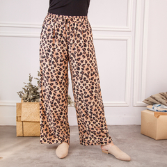 Pantalones palazzo de estampado animal en tonos beige y negro, con cintura elástica.
