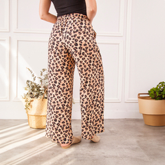 Pantalones Palazzo Nina con estampado de leopardo, vista posterior.