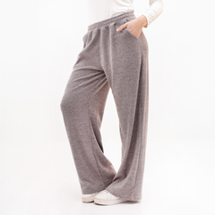 Pantalones de mujer de tela suave y amplia, color gris claro, con bolsillos y un ajuste cómodo.