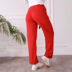 Pantalones Palazzo Vega de color rojo, con un diseño cómodo y detalle en la cintura, vistos desde atrás.