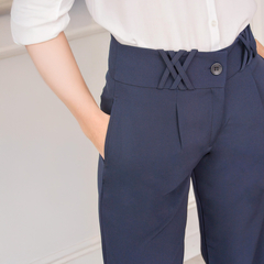 Pantalón Azahar de color navy, con detalles en la cintura y un diseño elegante.