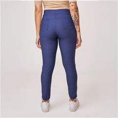 Pantalón Belice de color azul oscuro visto desde atrás, con detalles de costura y bolsillos traseros.