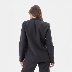 Vista trasera de un blazer negro, modelo Hada, diseñado para la temporada de invierno.