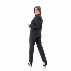 Blazer Hada en color negro, modelo femenino posando de espaldas, mostrando el diseño elegante y moderno.