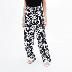 Pantalón japonero de estampado blanco y negro con flores, modelo holgado.