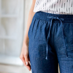 Pantalón Lorena de denim, con cintura elástica y lazo, vista de cerca.