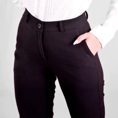 Pantalón negro Luisa con detalles en los bolsillos, vista frontal.