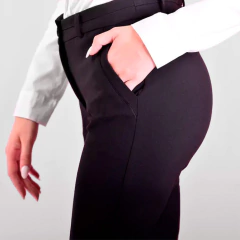Pantalón Luisa negro con un diseño elegante, mostrando un detalle de bolsillo y una mano en el bolsillo.