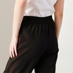 Pantalón Mara visto desde atrás, con un diseño cómodo y elástico en la cintura.