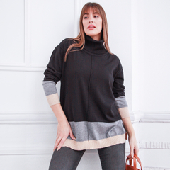 Modelo luciendo una polera de cuello alto en tonos negro, gris y beige, destacando su diseño moderno y cómodo.