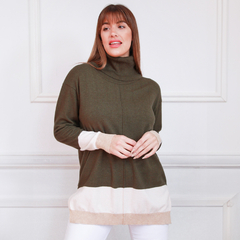Polera Ligia de color verde oliva con detalles en blanco y beige, modelo con cuello alto, posando frente a un fondo blanco.