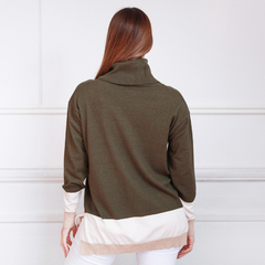 Polera Ligia de color verde oliva, vista desde atrás, con cuello alto y detalles en tonos claros en la parte inferior.