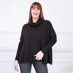 Polerón negro con cuello alto, ideal para el invierno, presentado por una mujer con cabello largo y lacio.