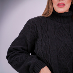 Polera negra de mujer con cuello alto y diseño texturizado en relieve.
