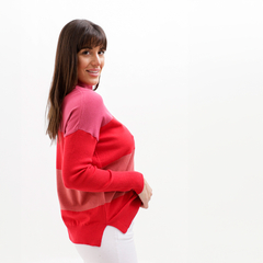 Modelo vistiendo una polera Rina de colores rosa y rojo, con un corte moderno y ajuste cómodo.