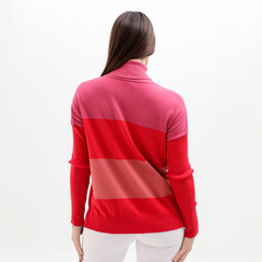 Polera Rina en tonos rojos y rosas vista desde atrás, con cuello alto y mangas largas.