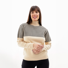 Polera Yursula de color beige con diseño en negro, cuello alto, modelo femenino posando.