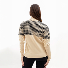Vista trasera de la polera Yursula, con diseño en color crema y parte superior en patrón a cuadros negros.