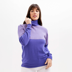 Polera Yursula de color púrpura con detalles en el cuello y diseño a cuadros en la parte superior.
