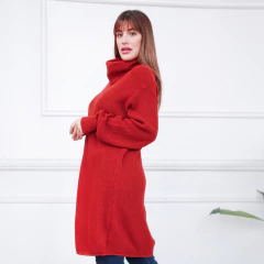 Polerón Clara de color rojo, con cuello alto y corte largo, luciendo un estilo moderno y acogedor.
