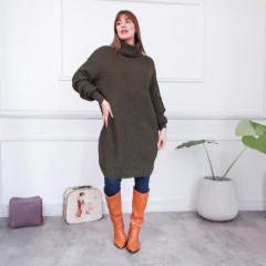 Modelo luciendo un polerón Clara de color verde oliva, con cuello alto, en un ambiente moderno y minimalista.