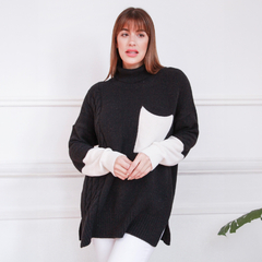 Polerón Nicole de color negro con detalles en blanco, presentado por una modelo en un fondo neutro.