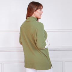 Polerón Nicole de color verde, visto desde atrás, con cuello alto y detalles de diseño.