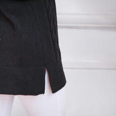 Polerón negro Nicole con detalles de tejido y abertura lateral, ideal para el invierno.