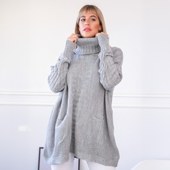 Polerón Zoe gris con cuello alto y mangas de punto, con bolsillos frontales.