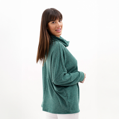 Poncho polera verde con detalles suaves, modelo femenino posando de perfil.