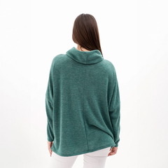 Poncho polera verde visto desde atrás, con un diseño cómodo y suelto.