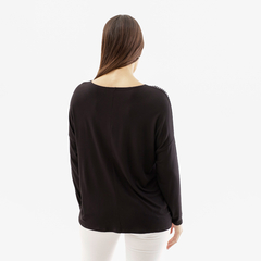 Vista trasera de una remera negra Agys, con diseño elegante y mangas largas.