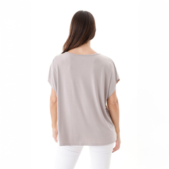 Remera de color gris vista trasera, con mangas amplias y diseño sencillo.