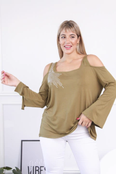 Remera Gladys de manga larga en color oliva, con detalle de strass en el hombro y modelo posando con una mano levantada.