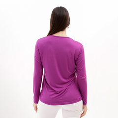 Remera de mujer de color púrpura, vista desde atrás, con mangas largas y diseño sencillo.