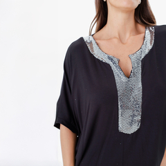 Remera Matilde de color negro con detalles brillantes en el escote.