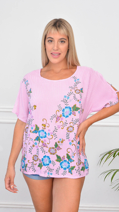 Remera Milán de manga corta en tonos rosas con estampado floral colorido, diseñada para un look fresco y veraniego.