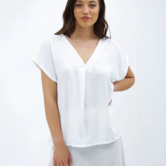 Remera blanca Nalami con escote en V y mangas cortas, modelo de mujer en fondo blanco.